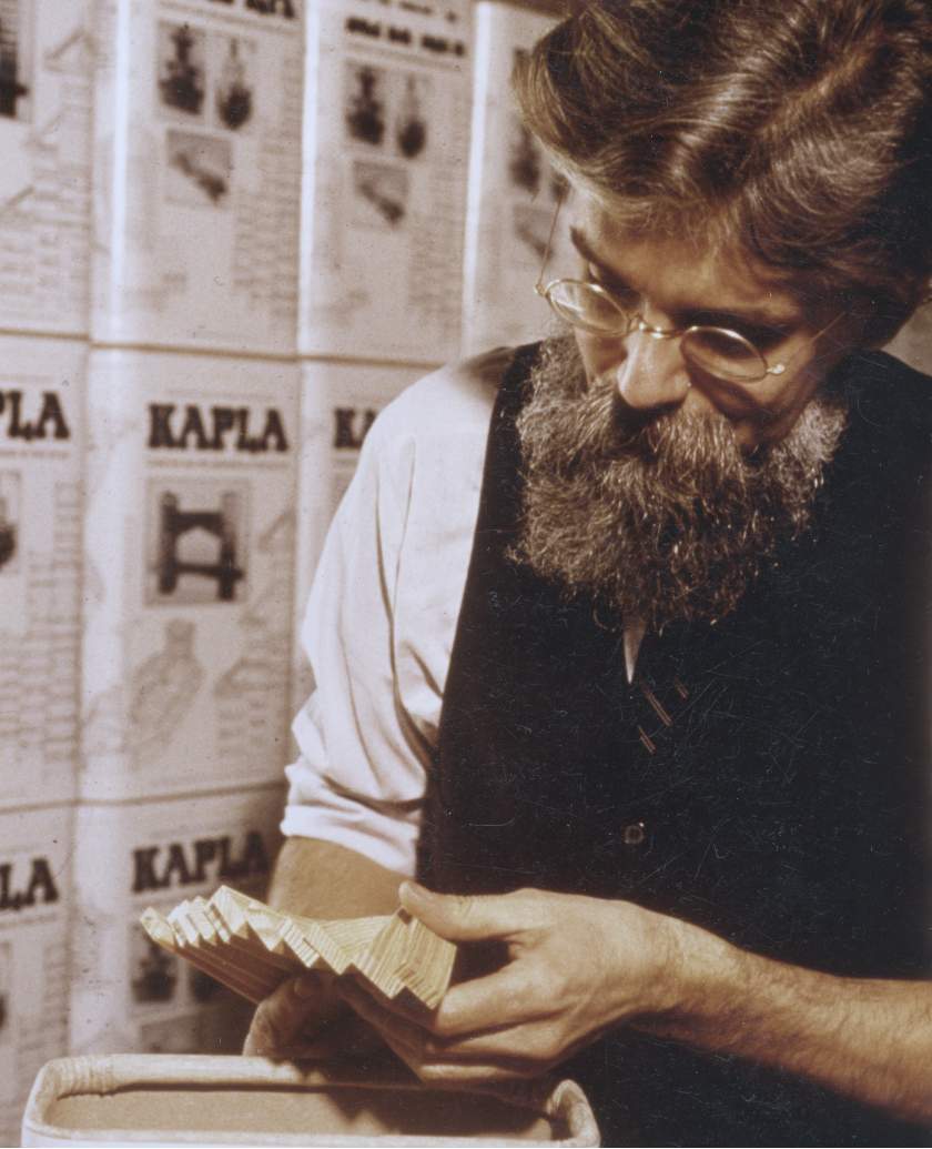 Tom van der Bruggen s KAPLA daščicama, povijesni portret